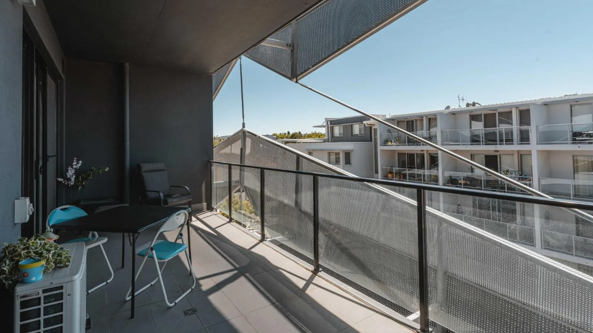 Lonsdale St 1-Bed Unit With Study Area And Parking Apartment Canberra