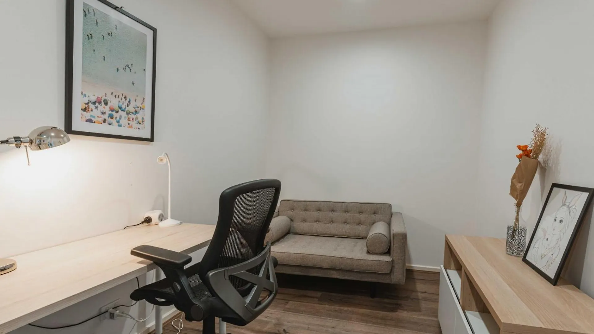 Lonsdale St 1-Bed Unit With Study Area And Parking Apartment Canberra