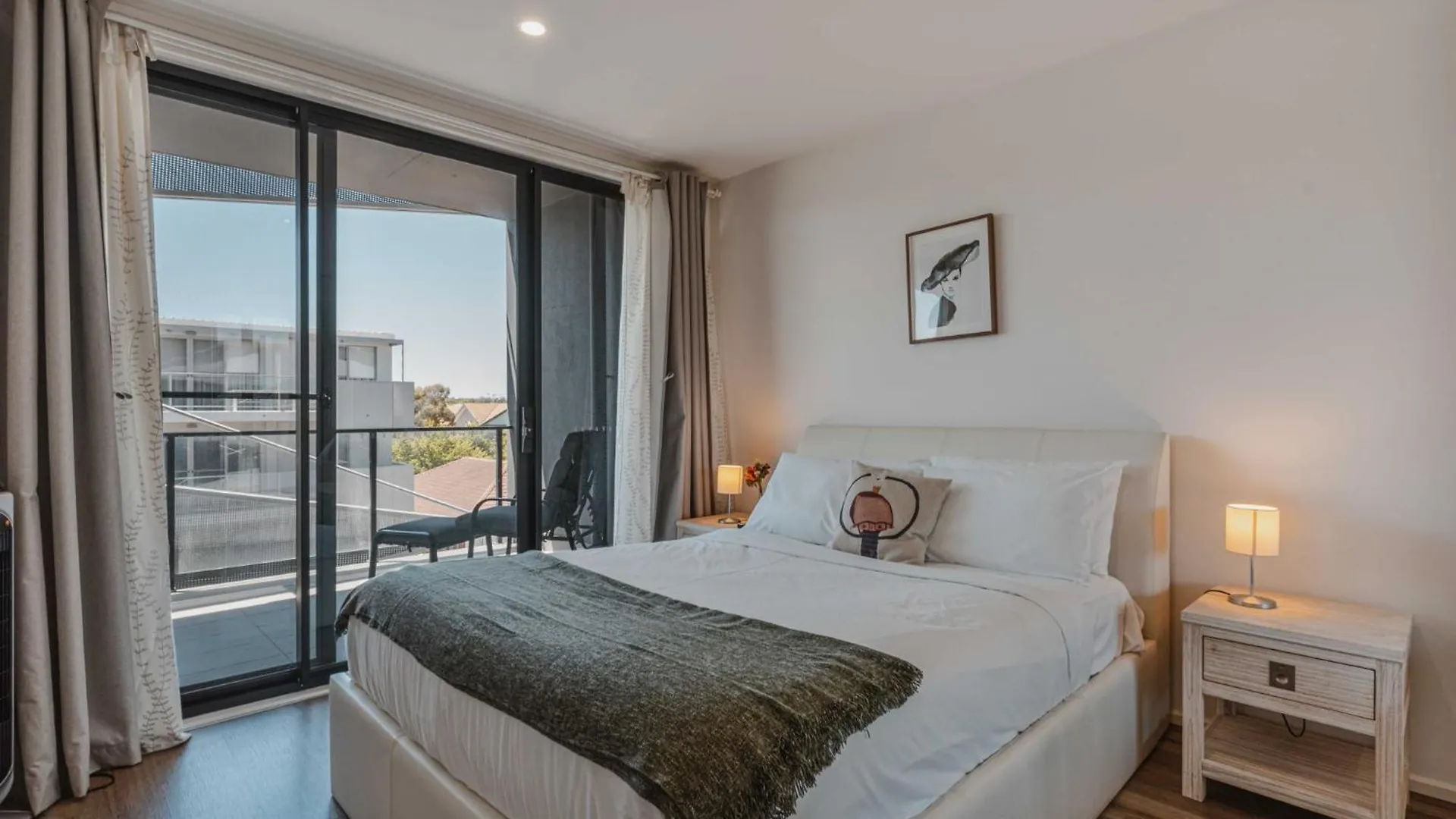 Lonsdale St 1-Bed Unit With Study Area And Parking Apartment Canberra Australia